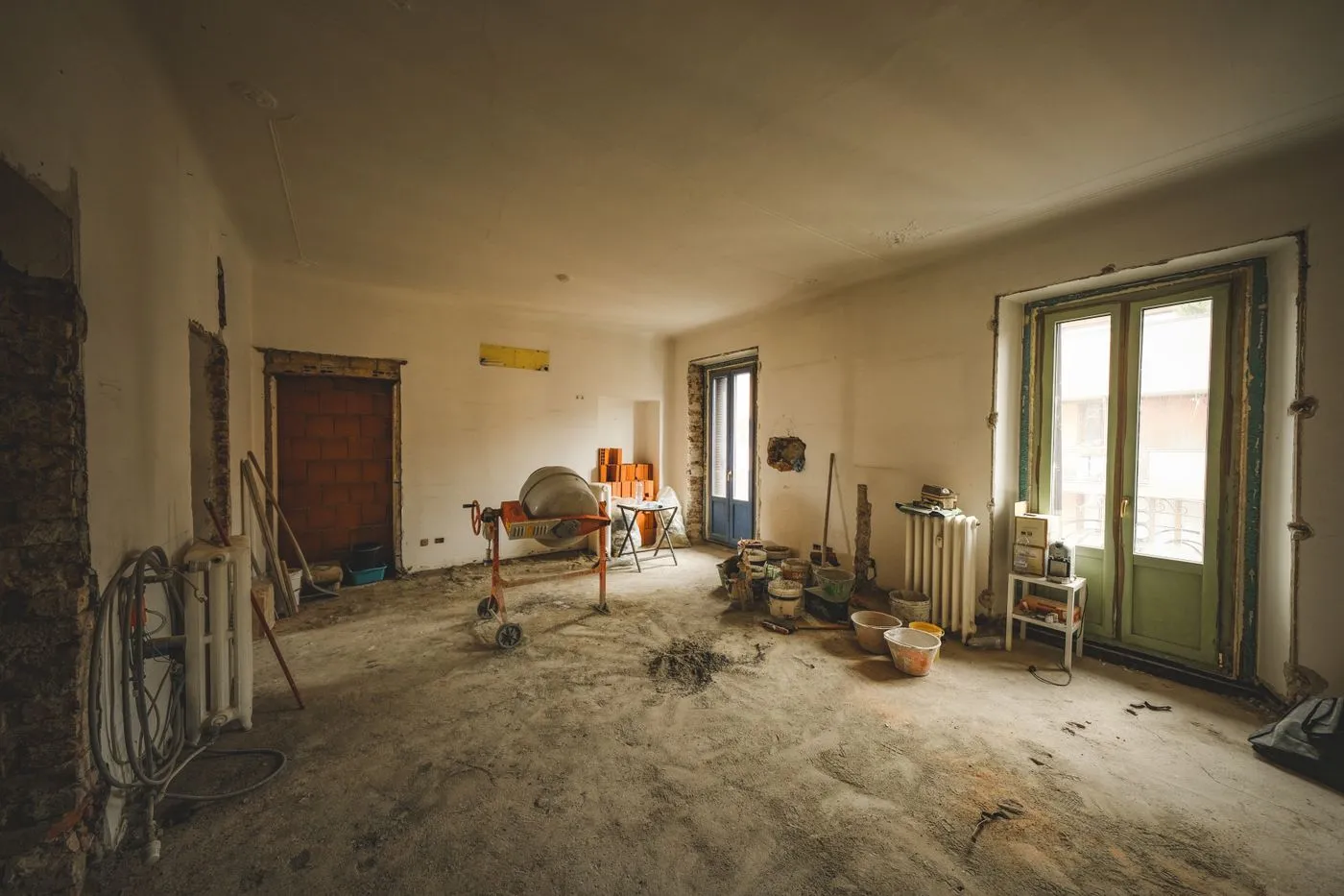 Гостиная во время демонтажа: снятые полы, строительный мусор